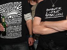 Anhänger der Piraten - mit Gefühl bei der Sache.