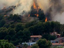 In Spanien kämpfen die Feuerwehrmänner gegen das Übergreifen der Flammen auf Wohnhäuser.