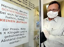Aus Angst vor einer Verbreitung der Krankheit unter den Patienten verbieten viele Praxen mutmaßlich Infizierten den Eintritt.