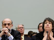 Während in Texas ein weiteres Geldhaus wackelt, muss FDIC-Chefin Sheila C. Bair (rechts) an der Seite von Fed-Chef Ben Bernanke dem Finanzausschuss in Washington Rede und Antwort stehen.