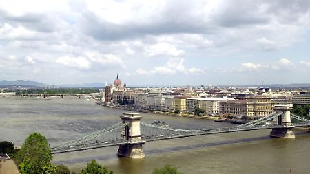 Die Kettenbrücke verbindet die Stadtteile Buda (links) und Pest.