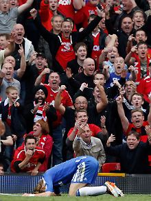 Blankes Entsetzen bei Fernando Torres, Schadenfreude bei den United-Fans.