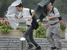 In Tokio. Regenschirme sind bei diesem Wetter keine gute Idee.