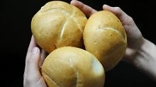 Auch wenn die Brötchen sonst im Abfall landen, darf man sie nicht einfach mitnehmen. 