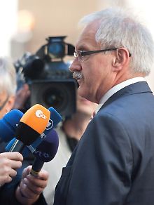 Peter Gloser stellt sich vor dem Treffen den Journalisten. 