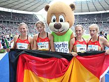 Die Sprinterinnen Anne Möllinger, Cathlen Tschirch, Marion Wagner und Verena Sailer (v.l.n.r.) – hier mit dem WM-Maskottchen "Berlino": Die Leichtathletik-Weltmeisterschaft in Berlin beginnt am 15. August.