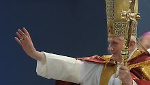 Benedikt trug einen prächtigen Chormantel aus Goldbrokat und Seide.