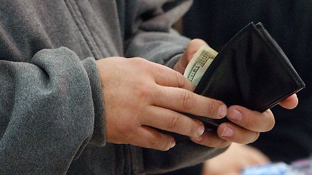 Die Amerikaner halten nach wie vor ihr Geld beisammen. Sie fassen aber wieder etwas mehr Vertrauen. 
