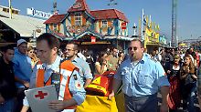 Dauereinsatz auf der Wiesn: Polizisten ermahnen Wildpinkler