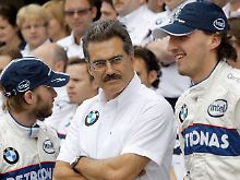 Vor dem Ausstieg: BMW-Motorsportdirektor Mario Theissen steht zwischen dem Deutschen Nick Heidfeld, links, und dem Polen Robert Kubica.