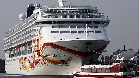 Kreuzfahrtschiff "Norwegian Sun" am Passagierkai des Ostseebades Warnemünde.