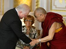 Zwei Friedensnobelpreisträger unter sich: Lech Walesa gratuliert dem Dalai Lama zur Ehrenbürgerwürde. 