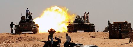Um Sirte wird noch gekämpft: Mit Beutepanzern beschießen Aufständische die Geburtsstadt Gaddafis.