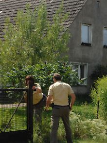 Polizisten durchsuchen das Anwesen.