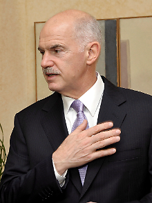 Alles wird gut - Hand aufs Herz: Papandreou bei einem Auftritt im Juli.