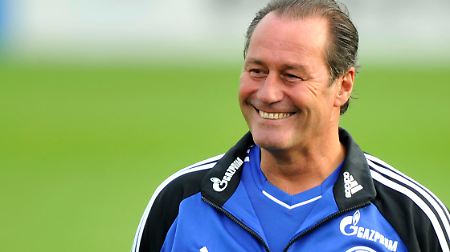 Da freut er sich: Huub Stevens ist zurück bei seinen Schalkern.