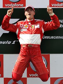 So kennt man ihn: Schumacher auf dem Siegerpodest.