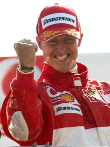 Bekanntes Bild: Schumi in Siegerpose.