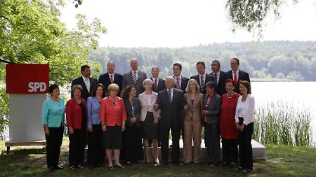 Erstes "Familienfoto": Der Chef mit seinem "Kompetenzteam".