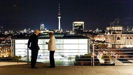 An der Seite Griechenlands: Merkel mit Papandreou am Dienstag auf dem Dach des Kanzleramts in Berlin, im Hintergrund der Bundestag.