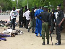 Polizisten und tote Islamisten auf den Straßen von Maiduguri.