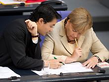 Wie steht es? Kanzlerin Merkel und Vize Rösler zählten während der Sitzung schon mal die Stimmen.