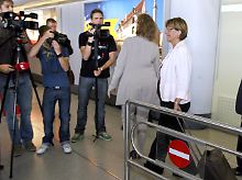 Spießrutenlauf am Flughafen Tegel: Ulla Schmidt kam am Mittwoch aus dem Urlaub zurück.