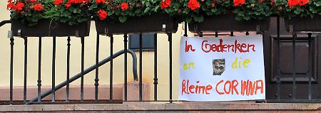 Blumen, Bilder und Kerzen vor dem Rathaus in Eilenburg.