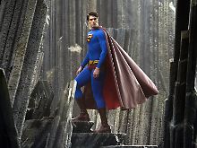 Nur Superman würde einen Fahrstuhlabsturz überstehen und müsste dabei nicht einmal hochspringen. 