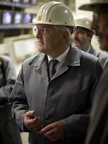 Steinmeier bei einem Tagesbesuch bei der Riva Stahl GmbH in seinem Wahlkreis in Brandburg.