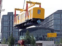 Die erste acht Waggons wurden bereits in die Tiefe gelassen ...