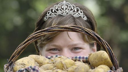 "Bei Pellmännern in Butter werde ich schwach", bekennt die Rheinische Kartoffelkönigin von 2006, Kristine Dahmen.