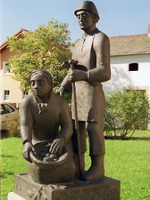 In Pilgramsreuth, einem Dorf nahe der oberfränkischen Stadt Rehau, steht das Denkmal für den Bauern Hans Rogler. Er soll 1647 als erster in Deutschland auf seinem Feld Kartoffeln angebaut haben.