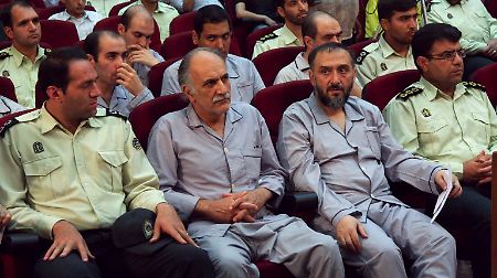 Unter den Angeklagte ist auch der ehemalige iranische Vizepräsident Mohammed Ali Abtahi (2. von links vorne).