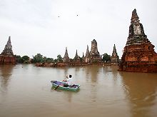 Wat Chai Watthanaram steht in den Fluten.