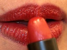 Gegen den Trend geht es bei der Kosmetik aufwärts.