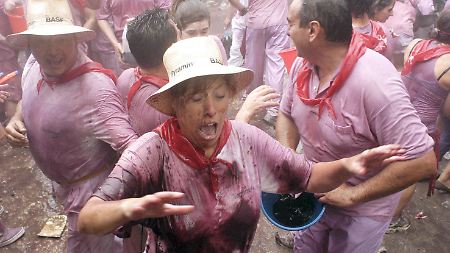Um die Wirkung zu erzielen, müsste der Wein aber wohl getrunken werden. ("Weinschlacht" in der spanischen Region La Rioja, Ende Juni 2009. Dabei wurden tausende Liter Wein verspritzt und verschüttet).