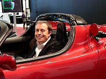 Fährt und verkauft, worauf die meisten Auto-Konzerne  noch mindestens ein paar Jahre warten müssen: Tesla-Chef Elon Musk am Steuer eines Tesla Roadster.