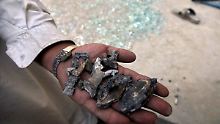 Ein afghanischer Mann zeigt Raketen-Splitter, die sein Haus getroffen haben.l