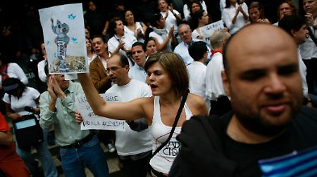 Venezolanische Journalisten protestieren gegen die rigide Medienpolitik der Regierung.