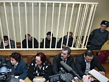 Während des ersten Prozesses saßen die Angeklagten hinter Gittern im Saal.
