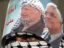 Die Fatah zwischen kämpferischen Wurzeln und Kompromissbereitschaft: ein Anhänger trägt eine Maske mit den Konterfeis von Arafat (links) und Abbas (rechts).