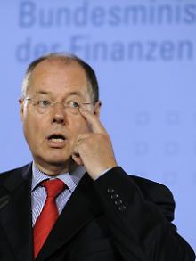 Bonuszahlungen zur falschen Zeit können ins Auge gehen, findet Finanzminister Steinbrück. 