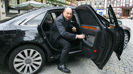 Verkehrsminister Tiefensee war mit seinem Dienstwagen in "Deutschland, Österreich und Italien" unterwegs. Das war, nach allem was bekannt ist, völlig legal.