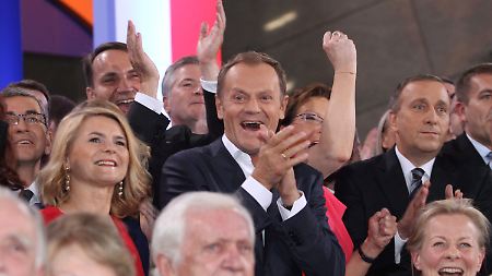 Tusk (M) feiert mit seiner Frau Malgorzata die ersten Prognosen.