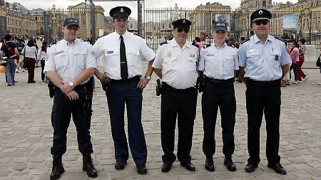 Polizeioffiziere aus Frankreich, den Niederlanden, Spanien und Deutschland vor Schloss Versailles.