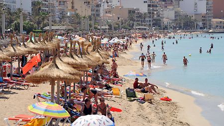 Hochbetrieb am Strand von Arenal auf Mallorca. 