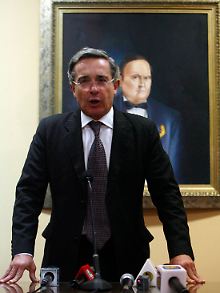 Uribe spricht auf einer Pressekonferenz in Asuncion nach einem Treffen mit Paraguays Präsident Fernando Lugo.