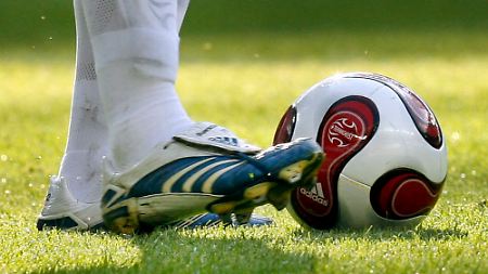 Auf keinen Fall, sagt der Kollege aus der Politikredaktion, sollen wir zum Bundesligaauftakt schreiben, dass der Ball wieder rollt. Diese Floskel wolle er nicht mehr lesen. Also tun wir ihm den Gefallen und sagen einfach: Obacht! Heute beginnt die Saison der Fußball-Bundesliga - mit ganz vielen Bällen. Einer davon ist hier zu sehen.