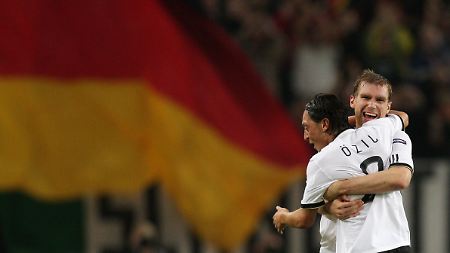 Özil (vorn) und Mertesacker freuen sich über das 1:0.